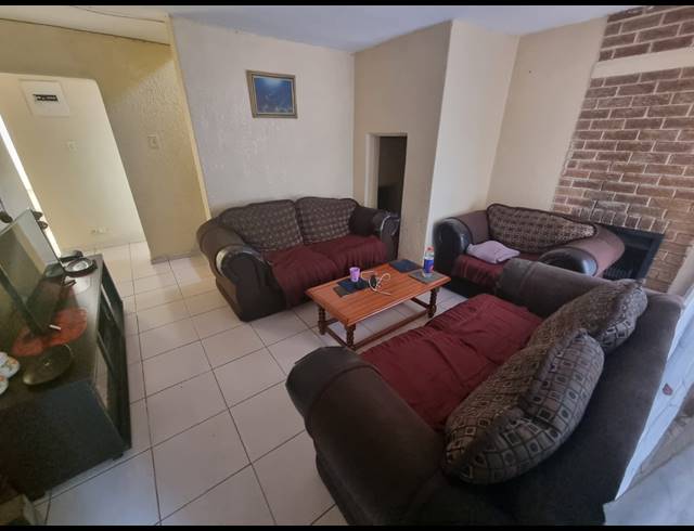 4 BEDROOM HOUSE FOR SALE IN PROTEA NORTH